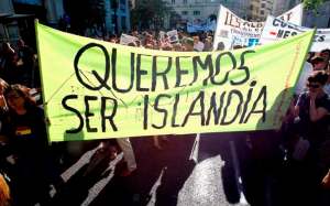 Jovenes-manifestacion-Valencia-pancarta-apoyo-Islandia